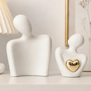 Estatueta Decorativa Abraço com Coração Dourado